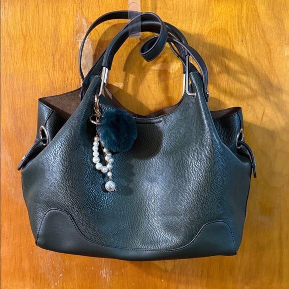 Elegant olive Leather Tote Bag with two bag charms - Picture 1 of 4